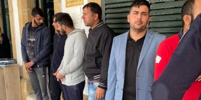 5 kişi bir kişiye saldırdı!