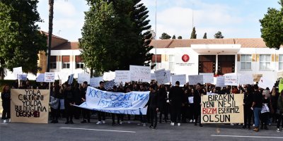 AÖA öğrencileri Meclise yürüdü