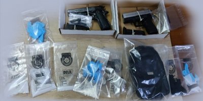 Evinde tabancalar, şarjörler, canlı mermi ve uyuşturucu bulundu