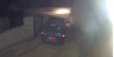 Villanın önünden araç çalındı