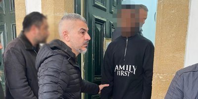 Polisi gören zanlı uyuşturucuyu çöpe attı