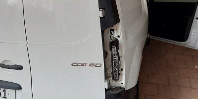 Park edilmiş bir aracın lambalarını çaldılar