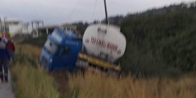 Akaryakıt kamyonu, yoldan çıkıp dere yatağına düştü