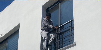 Balkonda mahsur kaldı