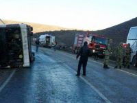 Kars'ta yolcu otobüsü devrildi: 30 yaralı
