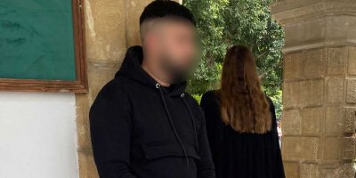 Mahkemede polisleri darp etti