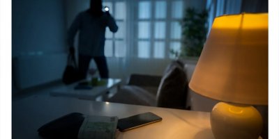 Otel odasını soymaya kalktılar!