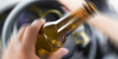 Alkollü sürücü park halindeki araca çarptı