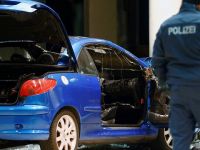 Almanya’da benzin dolu bidonlarla parti binasına girdi