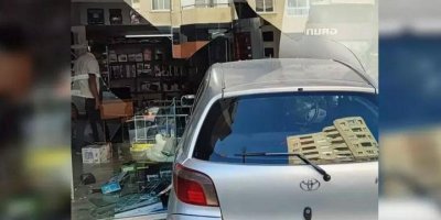 Arabasıyla dükkandan içeri girdi!