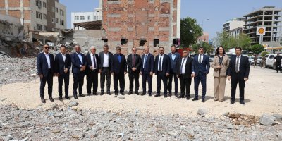 Başbakan Üstel ve beraberindeki heyet Adıyaman’daki enkazda incelemelerde bulundu