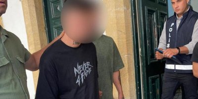 Çaldıkları arabayla sabaha kadar gezdiler