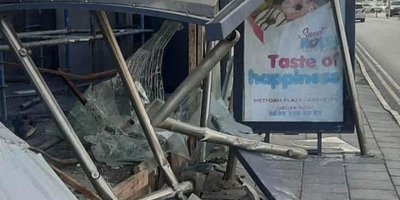 Alkollü sürücü otobüs durağına daldı