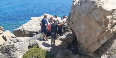 Balık tutmaya çalışırken kayalıklardan düştü