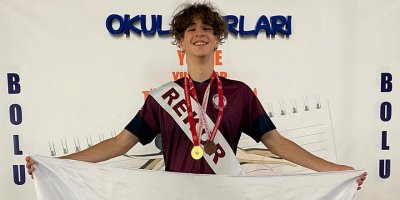 Yakın Doğu Koleji öğrencisi Barkan Can Aykut, yüzmede Türkiye birincisi oldu