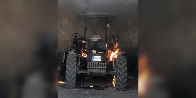 Park halinde bulunan traktörde yangın çıktı