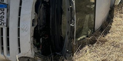 Yoldan çıkan araç telefon direğine çarptı