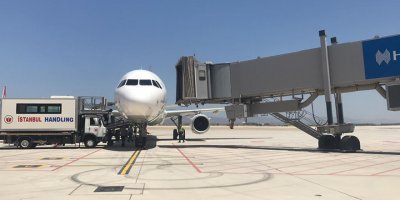 Ercan yeni terminal binası ve pistinde uçuşlar başladı