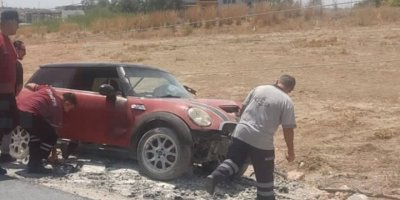 Yoldan çıkan araç elektrik direğini devirdi!