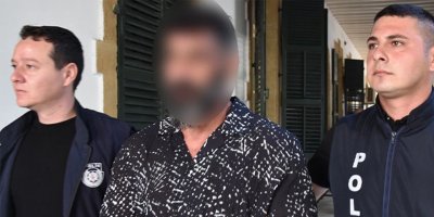 Üvey kızının karşısında mastürbasyon yaptı