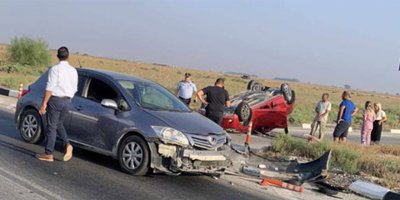 Sabah saatlerinde yaşanan kazada bir araç takla attı