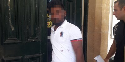 Alkolün etkisi altında sevgilisinin evini bastı