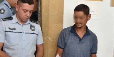 Eve giren hırsız evdeki içkiyi içti, çaldığı telefonla yerde uyuya kaldı!