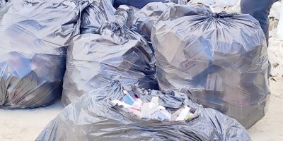 Boş arazide 2 çöp poşeti ilaç bulundu