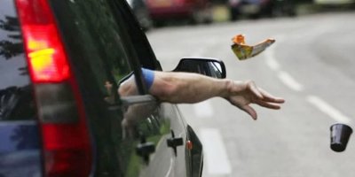 Araçtan yola çöp atan kişiye para cezası!