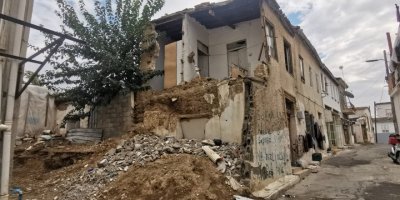 Lefkoşa Surlariçi'nde bakımsız bir bina bugün çöktü