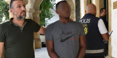 Polisi gören zanlı uyuşturucu maddeleri apartmandan aşağıya attı!