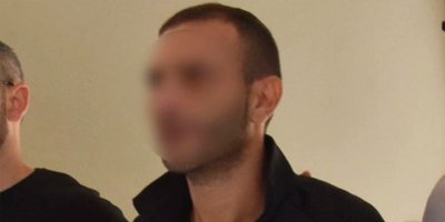 Uyuşturucu zanlısı kilitlediği araçtan kapısı kırılarak çıkarıldı