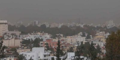 Yeni bir toz dalgası adayı etkilemeye başlıyor