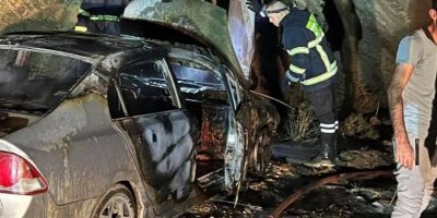 Reklam panosuna çarparak alev alan araç kül oldu