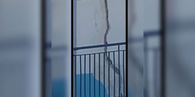 Okulun duvarı boydan boya yarıldı