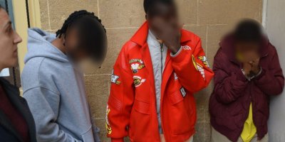 Polisleri görünce uyuşturucuları tuvalete attı!