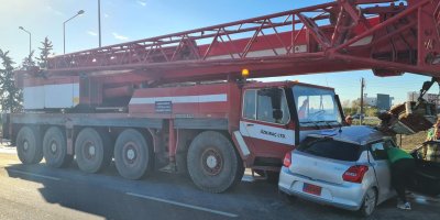 Salon araç ile vinç çarpıştı: 2 kişi yaralandı