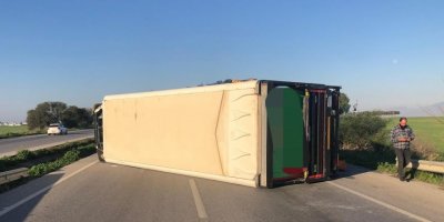 Kamyon kaza yaptı, yol trafiğe kapatıldı