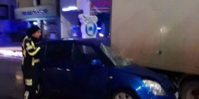 Alkollü sürücü park halindeki kamyona arkadan çarptı