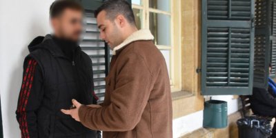 Yerde bulduğu cüzdan içindeki kredi kartı ile alışveriş yaptı