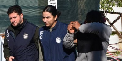 Park halindeki araçtaki cüzdanı çaldılar