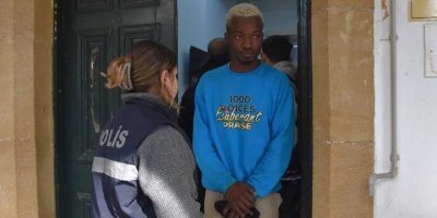 Ülkesine gitmek için polisten yardım istedi