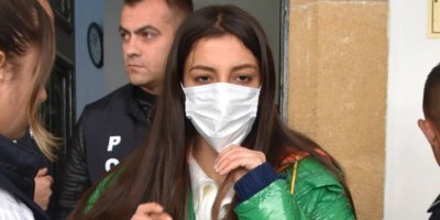 Erkek arkadaşına cezaevi aracına bindirilirken yasaklı madde verdi