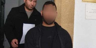 6 mültecinin cüzdanlarını, pasaportlarını ve cep telefonlarını çaldığı iddia ediliyor