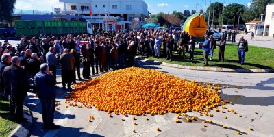 Üretici, çember önüne getirdiği araçlarda bulunan portakalı yola döktü