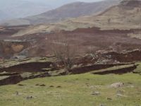 Bingöl'de demir yolu inşaatının neden olduğu heyelan köylüleri korkutuyor