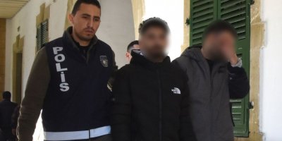 Girdikleri binada ne buldularsa çaldılar