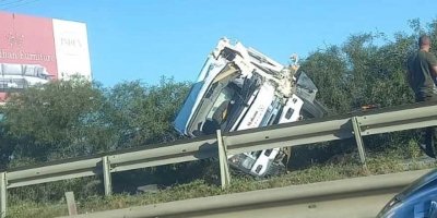 Yoldan çıkan kamyon, yol kenarındaki çöp kamyonuna çarptı