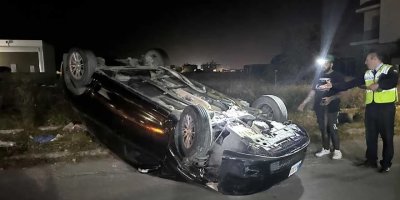 Alkollü sürücü park halindeki araçlara çarpıp tavan üstü durdu!