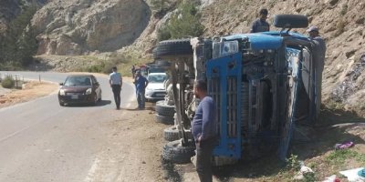 Beton mikseri devrildi